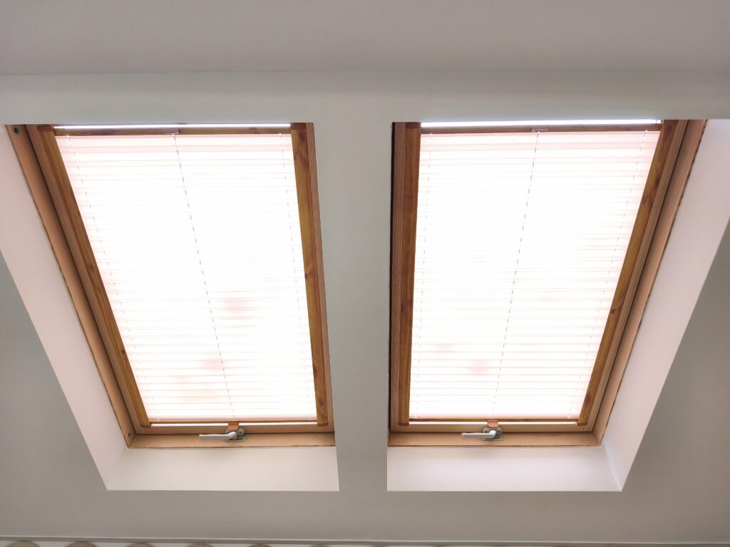 Żaluzje plisowane i moskitiera rolowa do okien dachowych. 